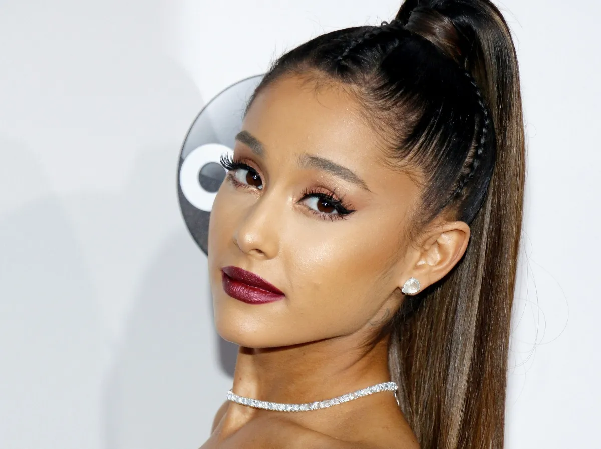 Ariana Grande zmieniła okładkę swojego albumu. Wszystko przez negatywne komentarze fanów
