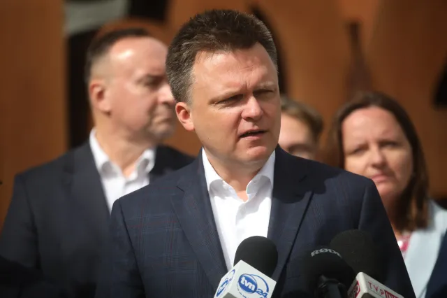 Afera wizowa. Hołownia nie gryzie się w język. "Minister Rau zachowuje się jak Alicja w krainie czarów"