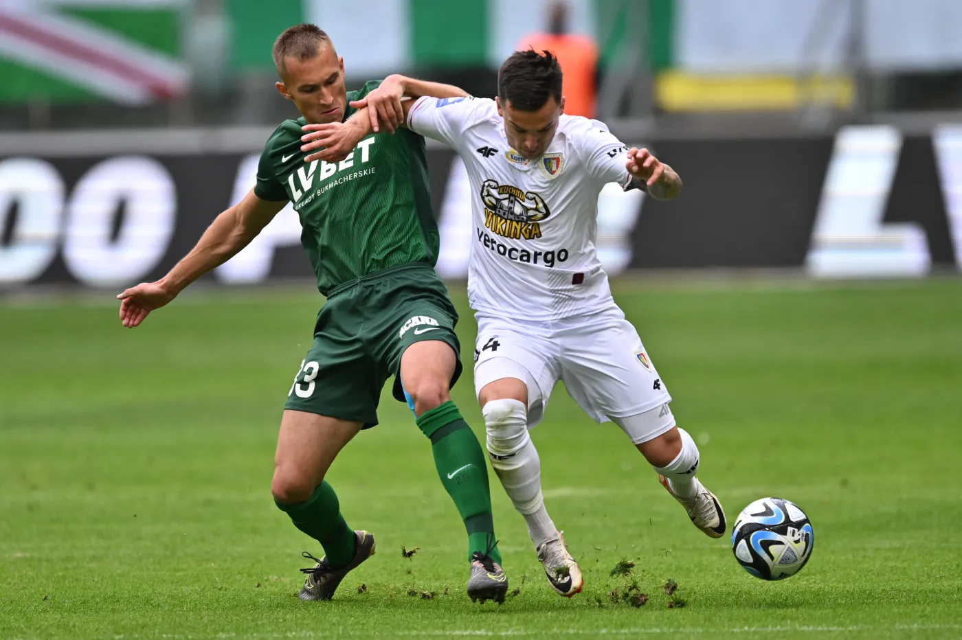 Piłkarz Śląska Wrocław Jehor Macenko (L) i Serhij Krykun (P) z Piasta Gliwice podczas meczu Ekstraklasy