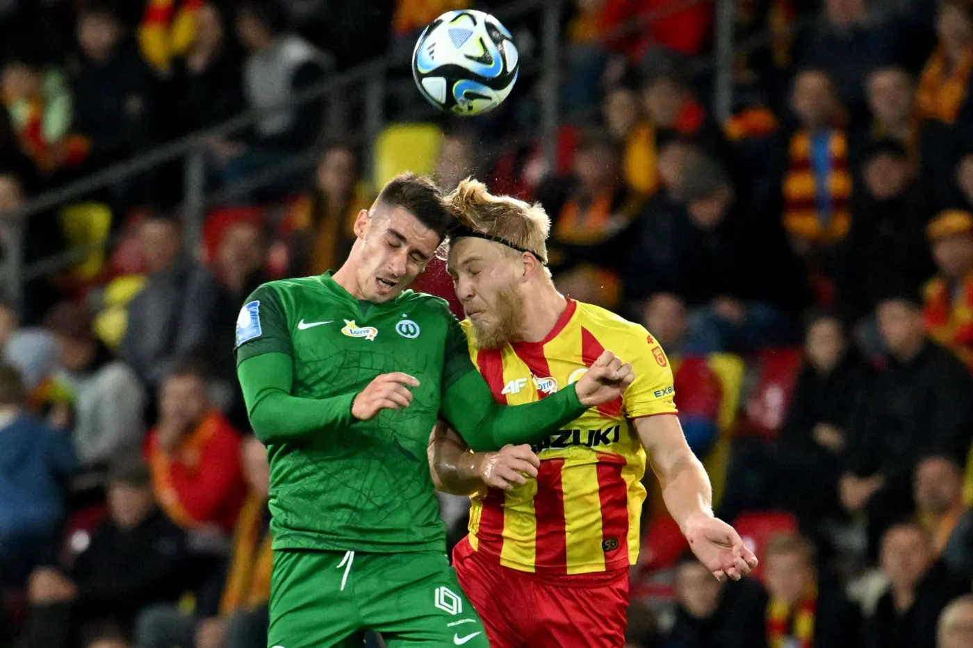 Piłkarz Korony Kielce Yoav Hofmeister (P) i Dario Vizinger (L) z Warty Poznań podczas meczu Ekstraklasy