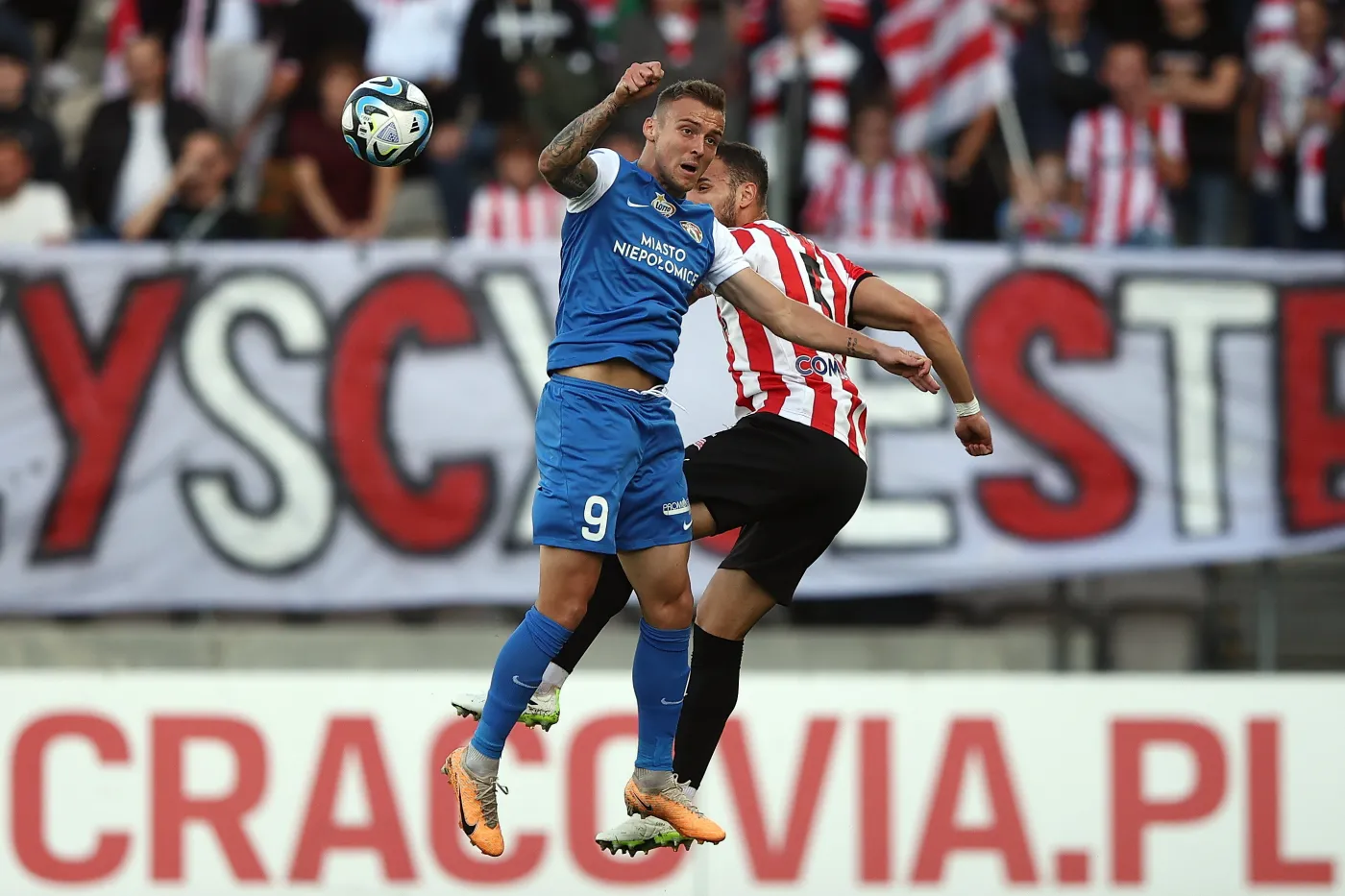 Piłkarz Puszczy Niepołomice Artur Siemaszko (L) i Virgil Ghita (P) z Cracovii podczas meczu Ekstraklasy