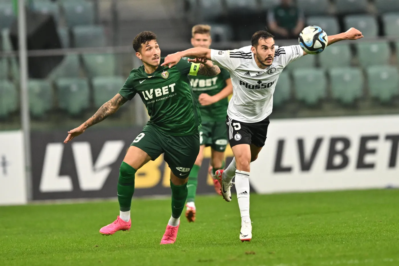 Piłkarz Śląska Wrocław Erik Exposito (L) i Yuri Ribeiro (P) z Legii Warszawa podczas meczu Ekstraklasy