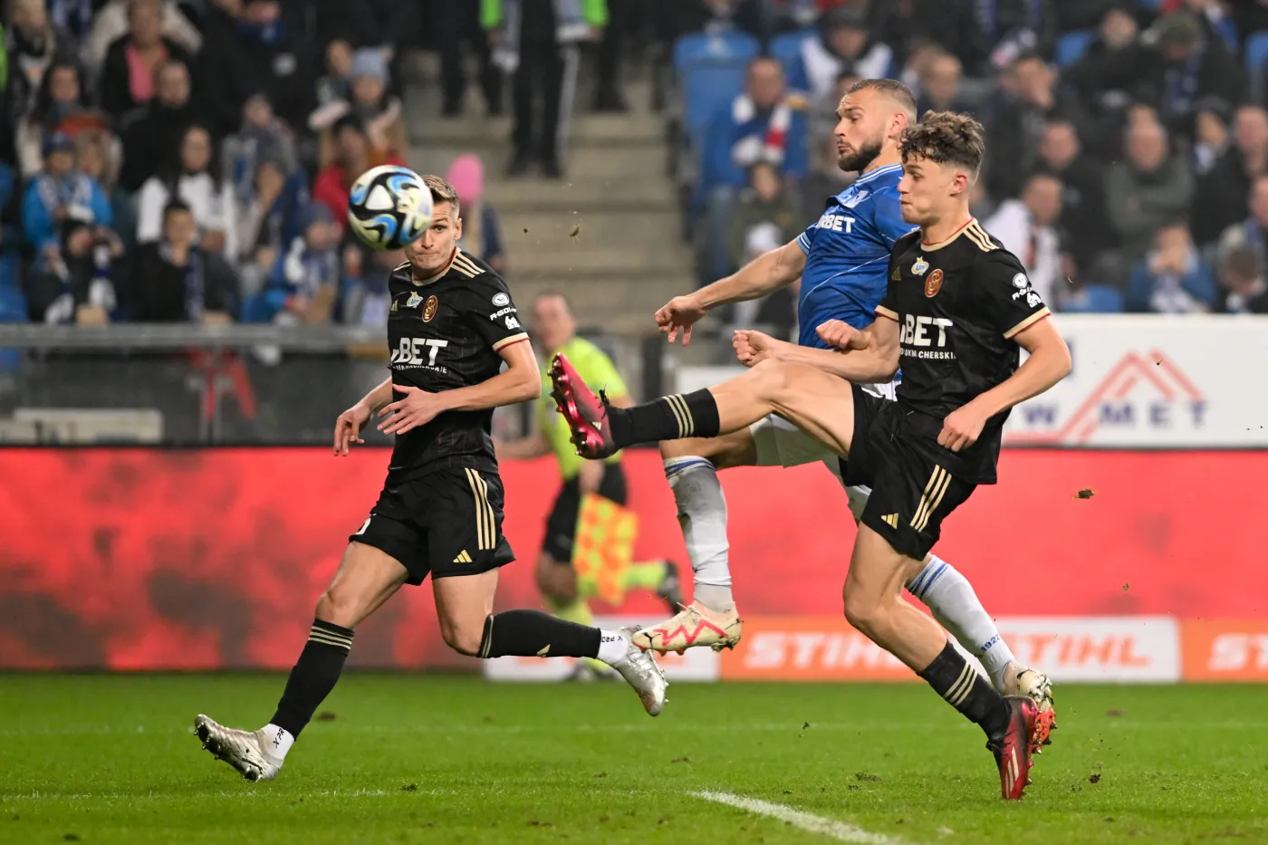 Piłkarz Lecha Poznań Jesper Karlstroem (P-tył) i Adrien Louveau (P) z ŁKS Łódź podczas meczu Ekstraklasy