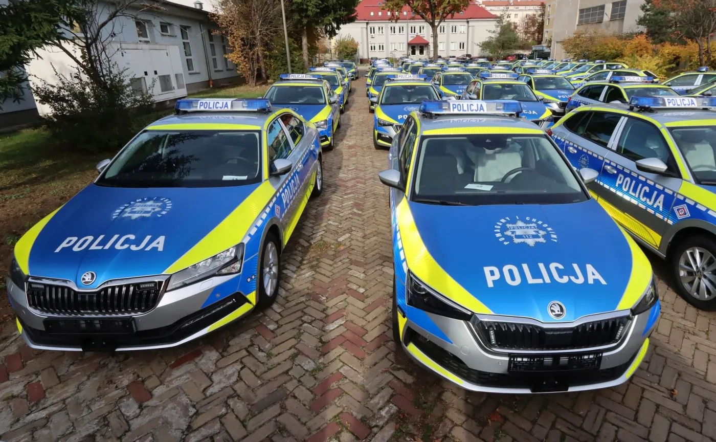 skoda-superb-i-skoda-scala-to-nowe-radiowozy-policji-na-drogi-wyjedzie-100-oznakowanych-aut-drogowki-37990304.jpg