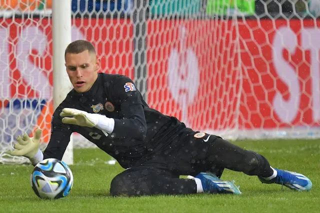 Bramkarz Zagłębia wrzucił piłkę do swojej bramki. Legia strzeliła dwa gole w cztery minuty [WIDEO]