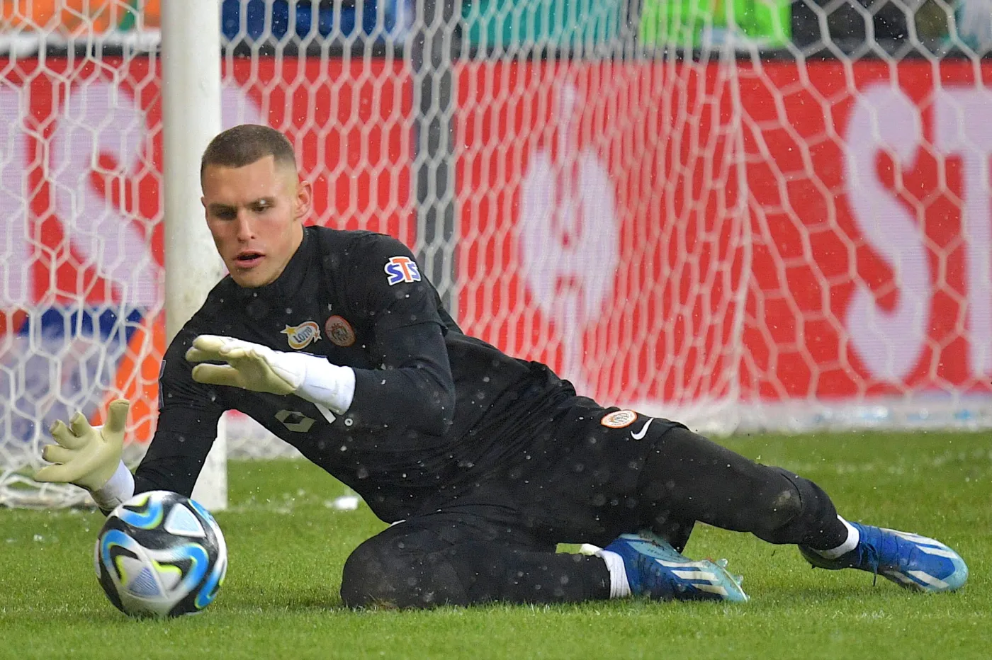 Bramkarz Zagłębia wrzucił piłkę do swojej bramki. Legia strzeliła dwa gole w cztery minuty [WIDEO]