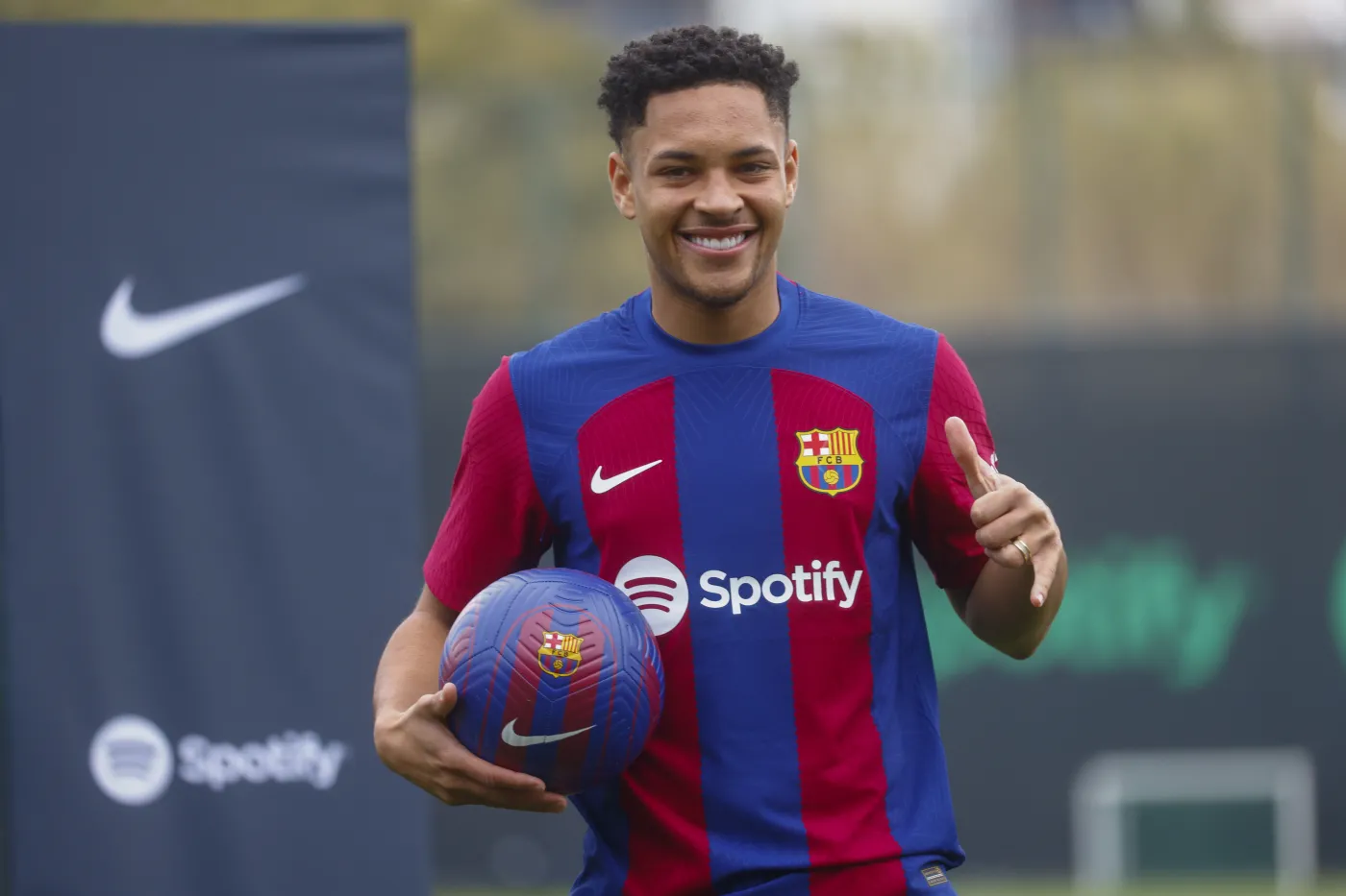 Barcelona oficjalnie zaprezentowała Roque. 18-letni następca Lewandowskiego ma starszą żonę [FOTO]