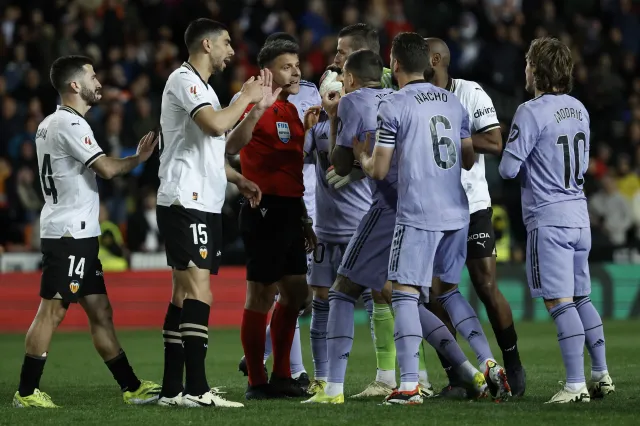 Wielka kontrowersja w meczu Valencia - Real. "Królewscy" czują się okradzeni z gola [WIDEO]