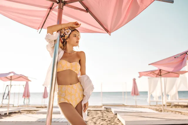 Te kostiumy będą hitem sezonu. W tym trzeba się pokazać na plaży w tym roku