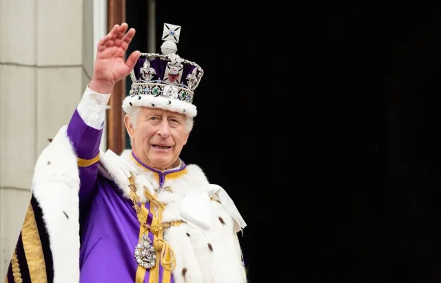 Karol III pokazał się po raz pierwszy od czasu diagnozy. Uwagę zwrócił jeden szczegół