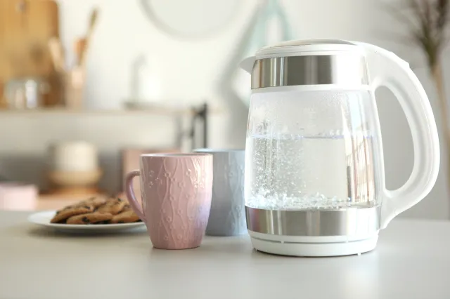 Zostawiam na noc w czajniku, a rano lśni. Niezawodny sposób na kamień bez octu