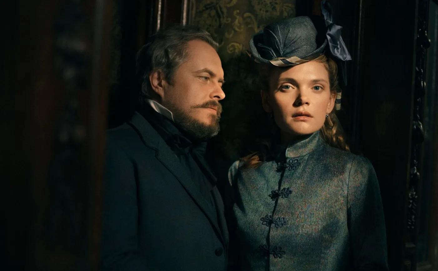 Tomasz Schuchardt jako Stanisław Wokulski oraz Sandra Drzymalska jako Izabela Łęcka w serialu "Lalka"