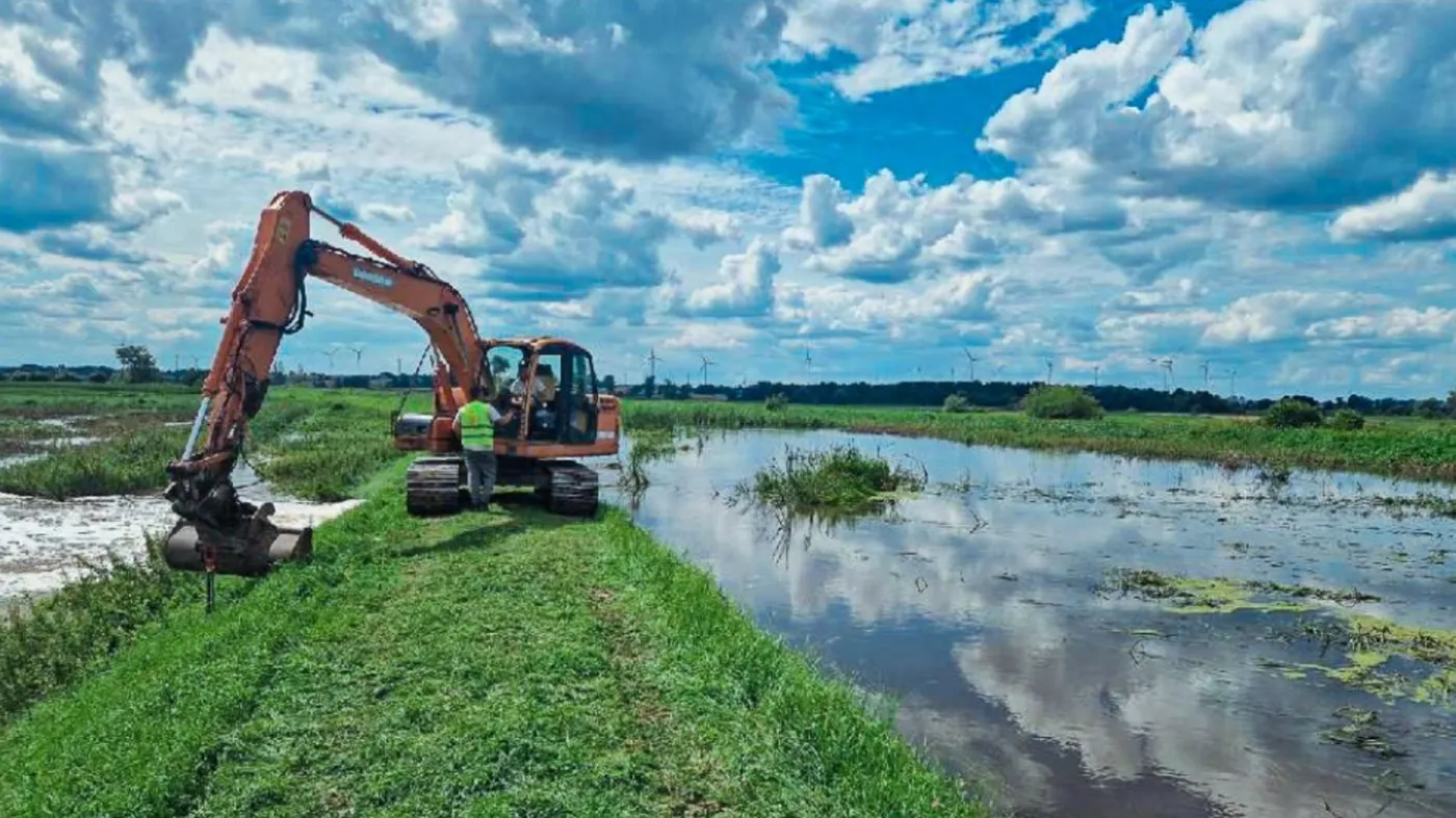 Dramatyczna sytuacja w powiecie elbląskim. Woda przerwała wał i zalewa pola
