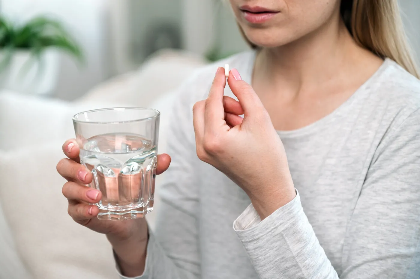 Czym najlepiej popijać leki? Ekspertka zdradza czarną listę napojów