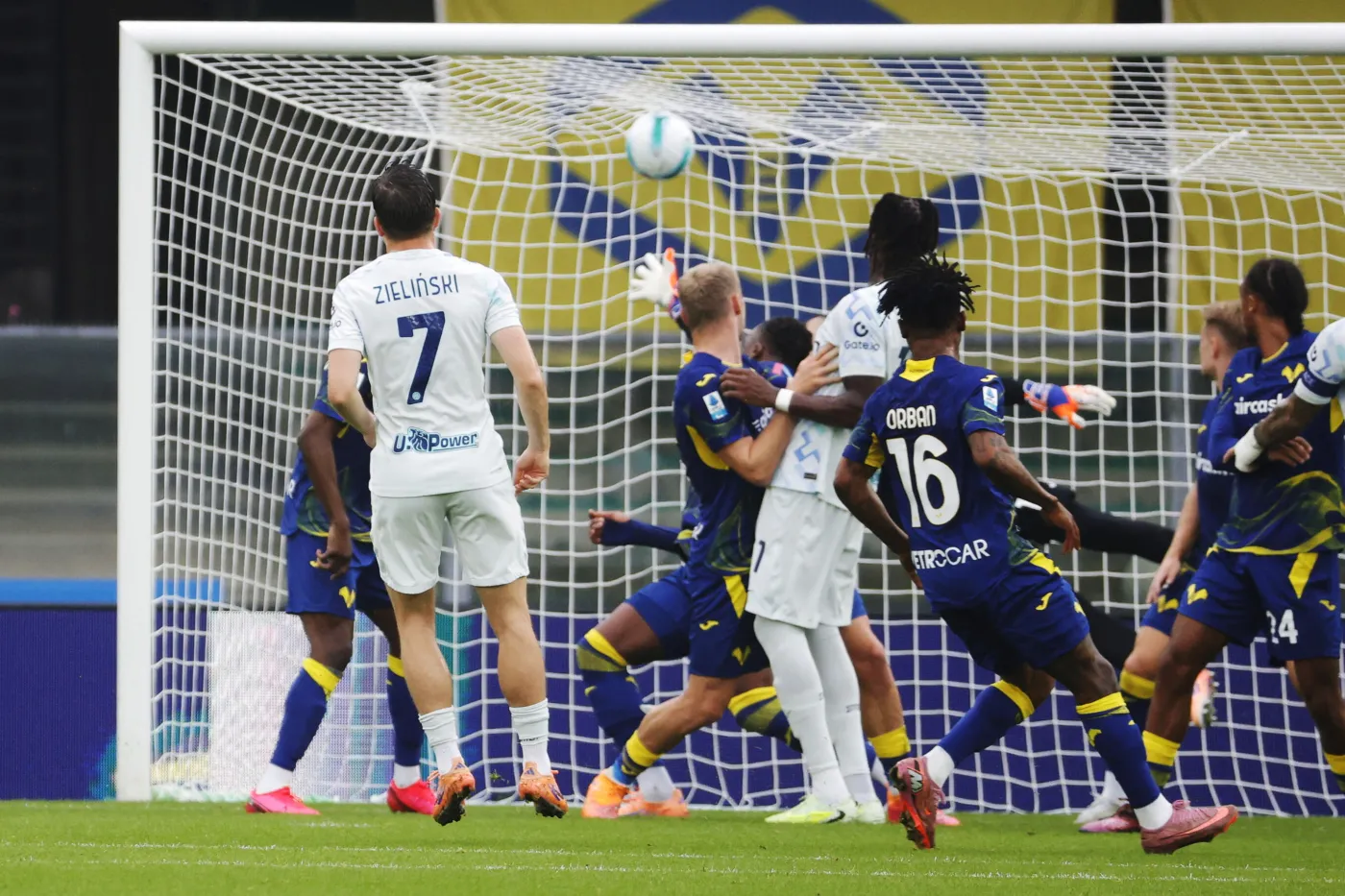 Zieliński strzelił pierwszego gola w sezonie, ale za to jakiego! Inter traci już tylko punkt do lidera