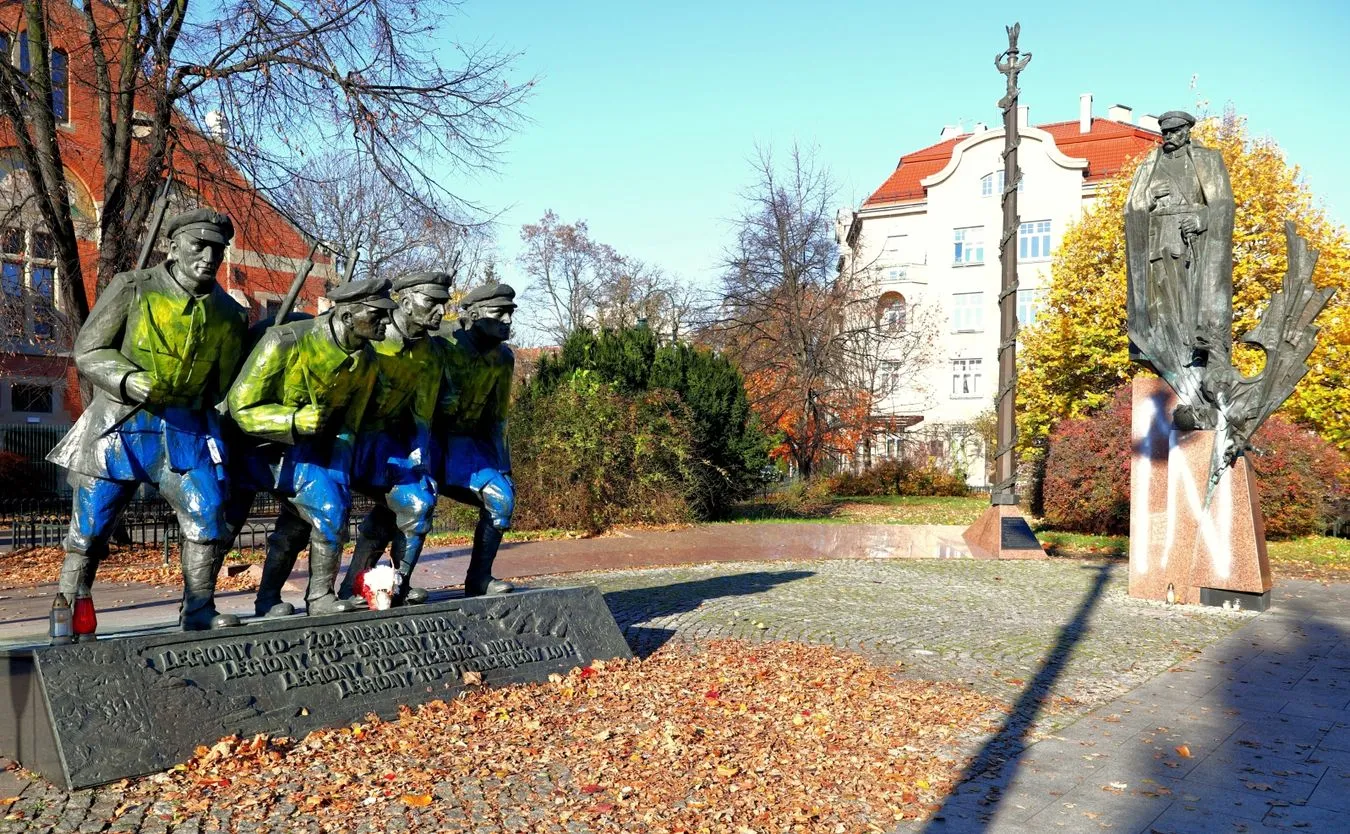 Zdewastowany pomnik prowokacją? Ostra reakcja Ambasady Ukrainy