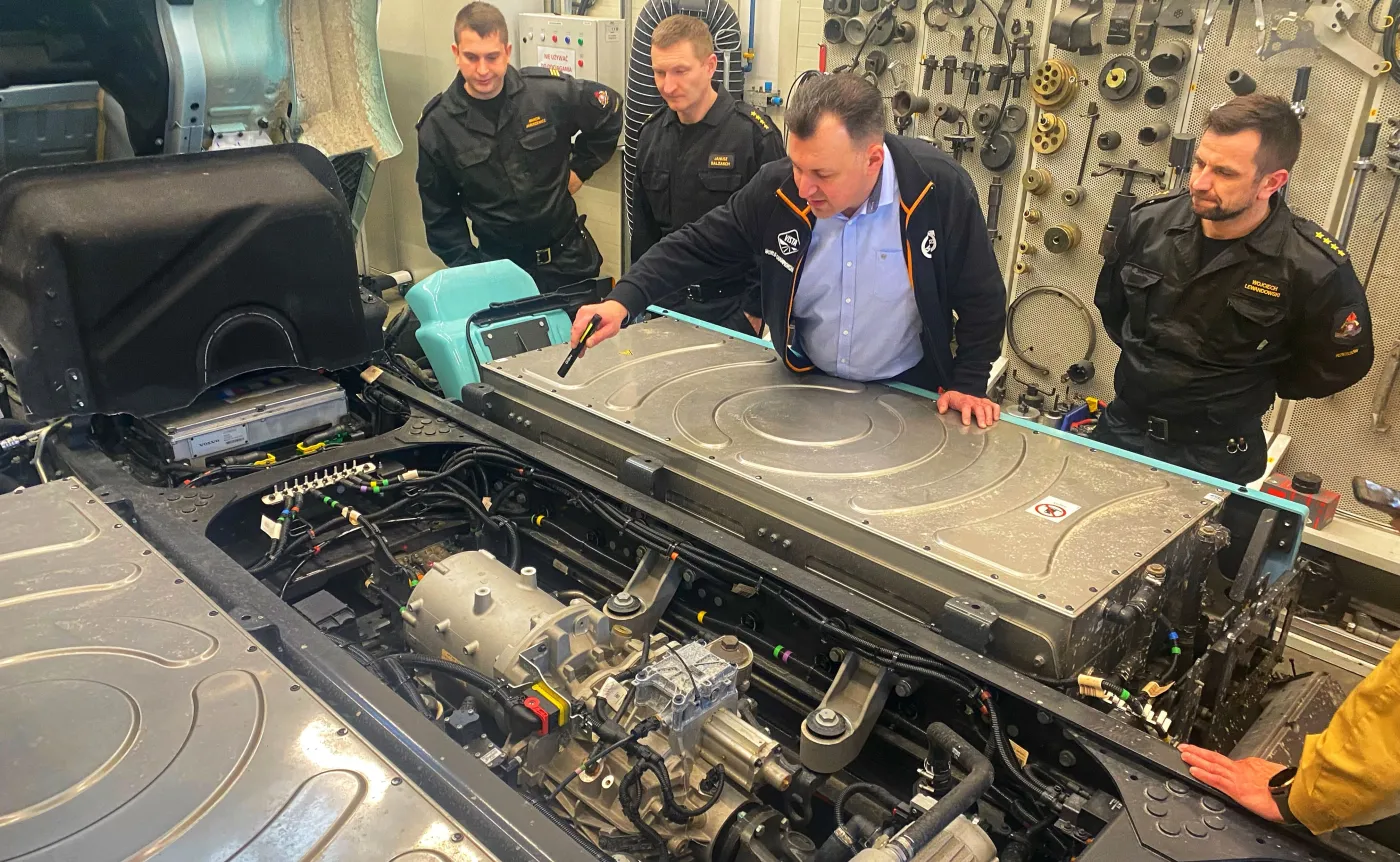 Strażacy uczą się jak gasić auta, które dopiero trafią na polskie drogi