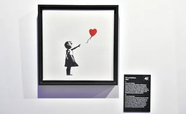 "Banksy inspiruje całe pokolenia". Jego prace można oglądać w Warszawie
