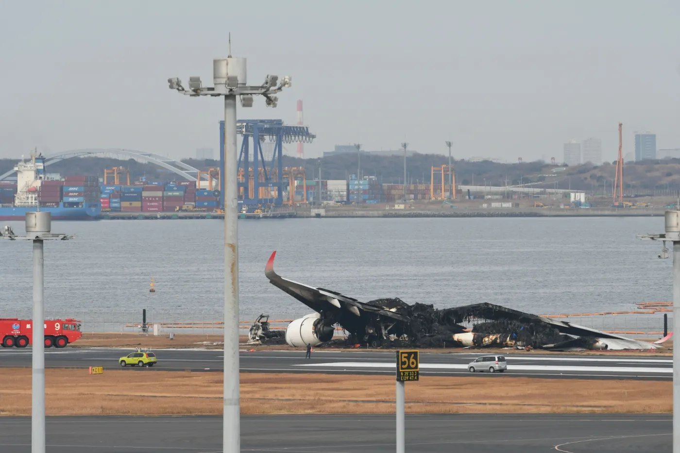 "Cud na Hanedzie". Lawina komentarzy po kolizji samolotów w Japonii