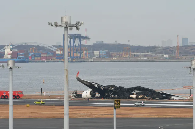 "Cud na Hanedzie". Lawina komentarzy po kolizji samolotów w Japonii