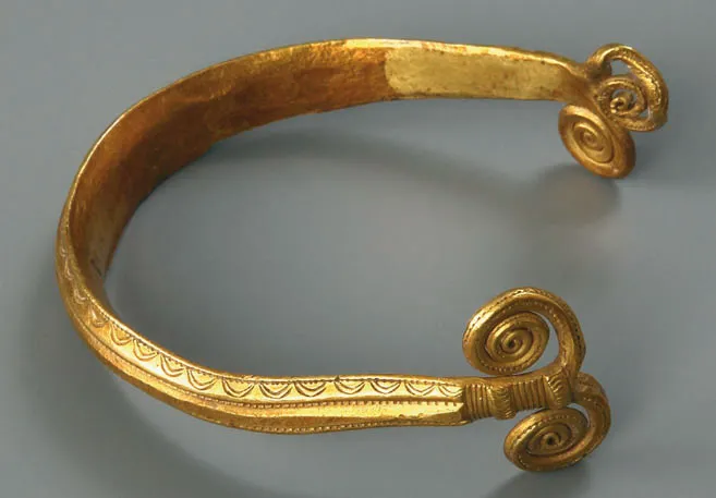 4730914-zloty-naramiennik-odkryty-w-letninie-pow-pyrzycki-mlodsza-epoka-brazu-ok-950-750-p-n-e-muzeum-narodowe-w-szczecinie-fot.jpg