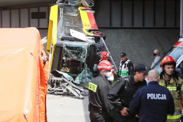 Wypadek w Warszawie: 18 rannych, jedna osoba zmarła