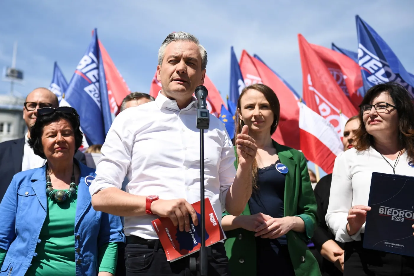 Biedroń: Zamiast bawić się w sondaże, zakasałem rękawy i jeżdżę po Polsce