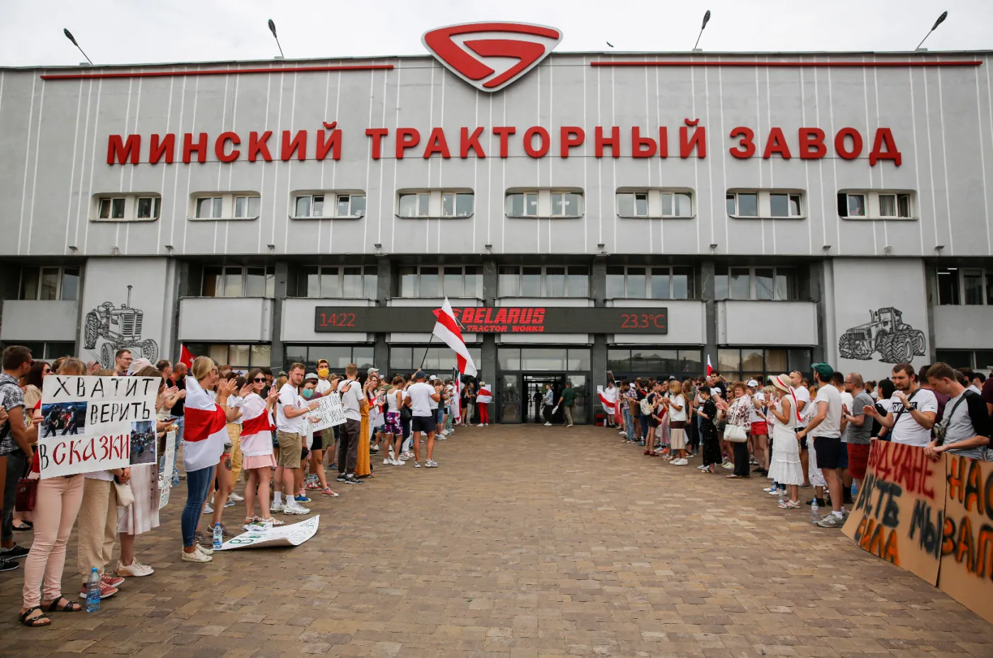 Mińsk: OMON "chroni porządek publiczny". Ludzie boją się stracić pracę, a przywódcy strajku aresztowań