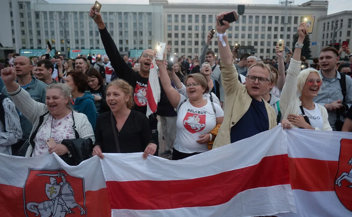 "Le Monde": Scenariusz w stylu polskim z 1989 roku jest odwrotnością tego, co się dzieje na Białorusi