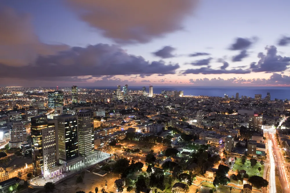 Powrót koronawirusa w Izraelu. Rząd zamyka bary, kluby, siłownie i baseny