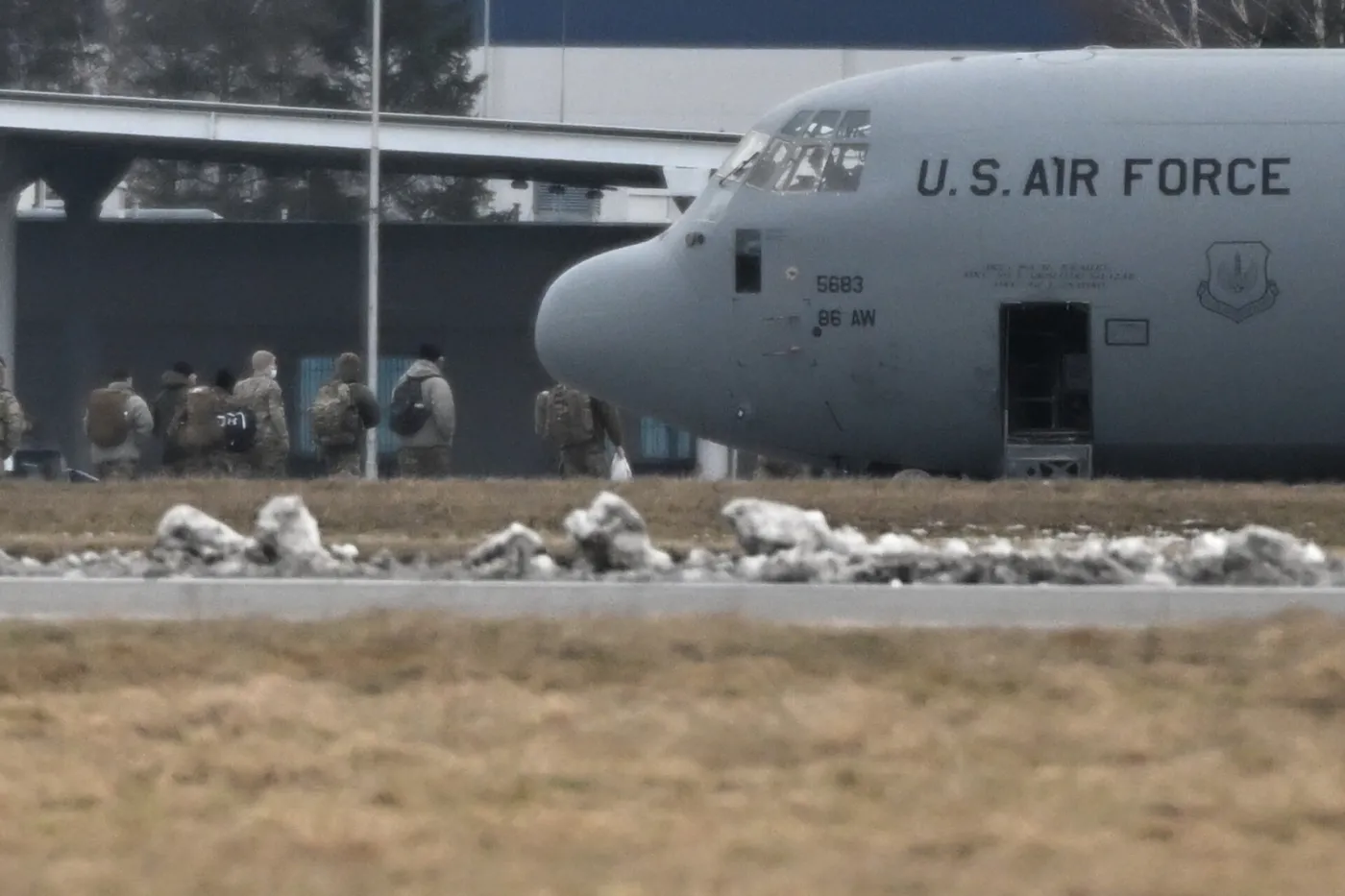 Pierwsi amerykańscy żołnierze, którzy będą stacjonować w Polsce, wylądowali na lotnisku w Jasionce