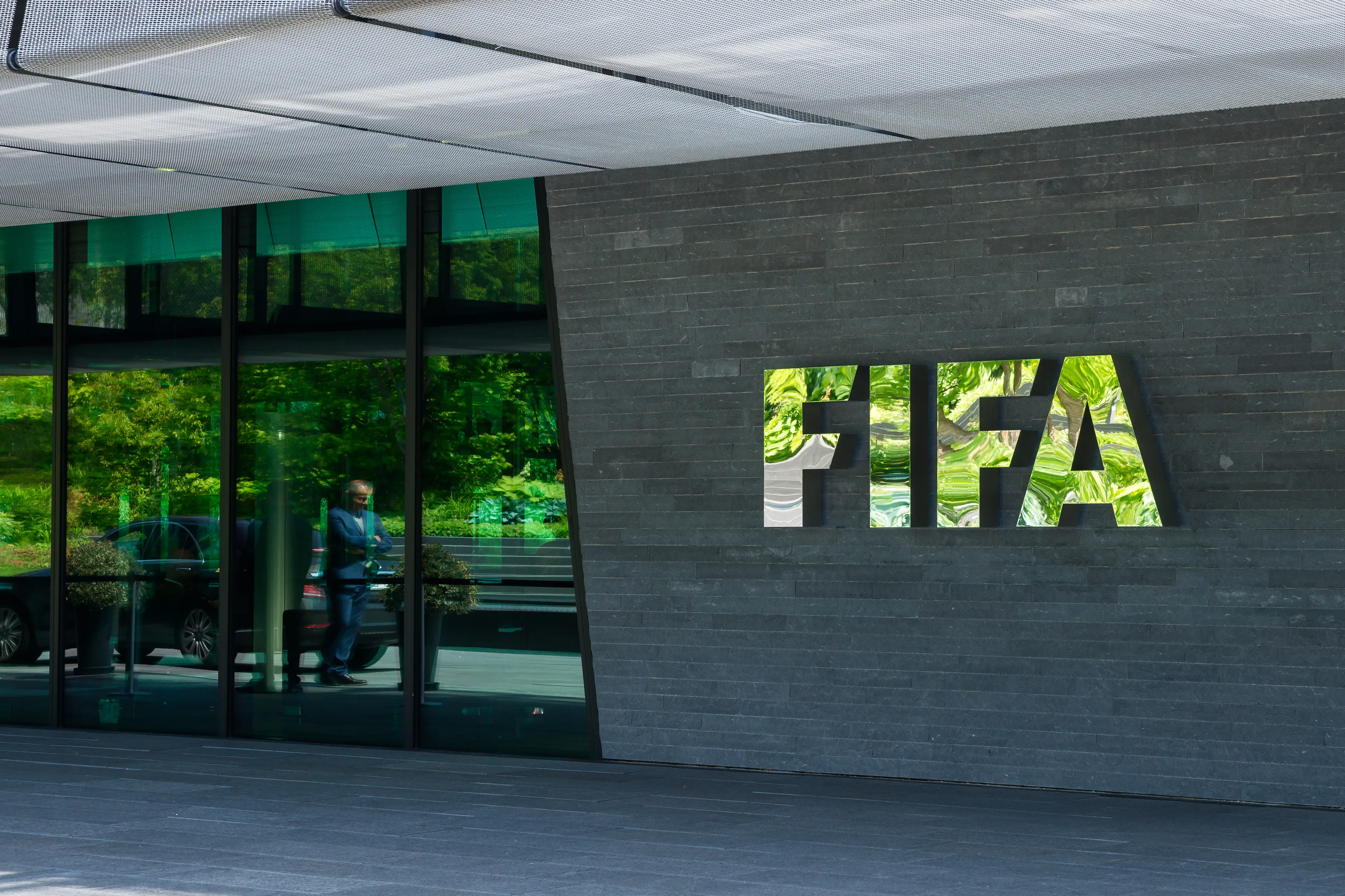 Służby imigracyjne poza stadionami? Media o porozumieniu FIFA z USA