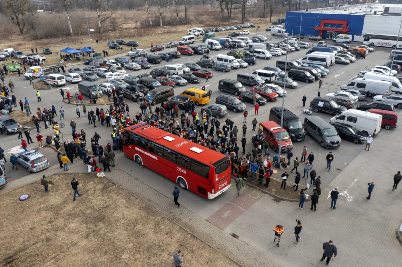 Co jest potrzebne na granicy? Autokary, koce, buty dla Ukraińców, którzy pieszo zmierzają do Polski