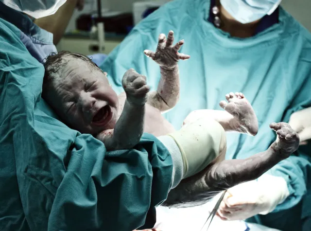 Jedna trzecia kobiet rodzących w czasie pandemii ma depresję poporodową