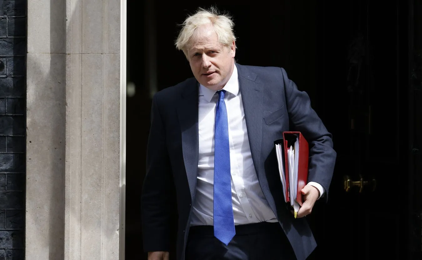 Boris Johnson nie rezygnuje ze stanowiska pomimo masowych odejść z rządu
