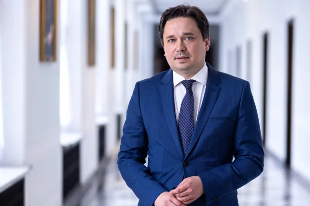 RPO o stanie oświaty: Braki kadrowe, nadmierne obciążenie, niskie płace