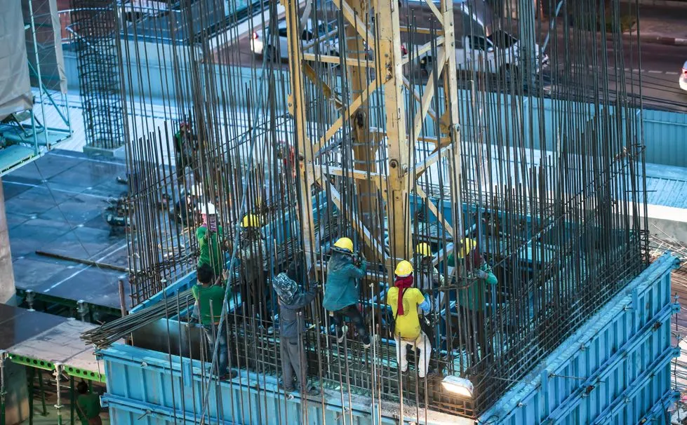 Budownictwo podmiejskie wyhamowało, ale nie wszędzie. Co z cenami mieszkań?