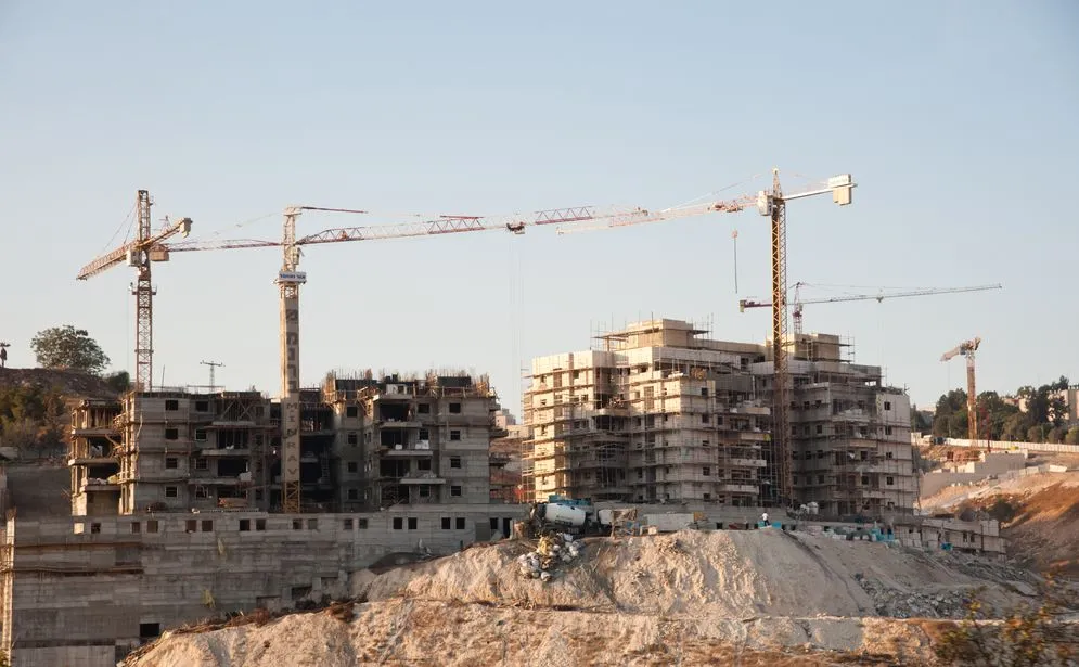 Wyborczy młot na deweloperów. Obiektem ataków polityków coraz częściej stają się firmy budowlane