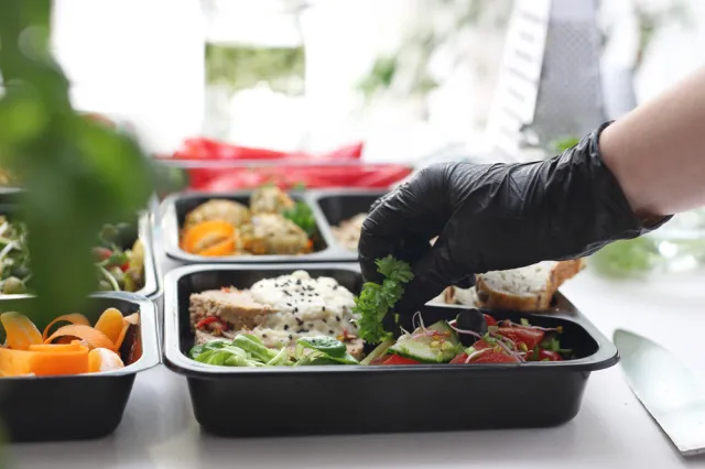 Dieta z pudełka. Wygodna, często smaczna, ale czy ekologiczna, bezpieczna i zdrowa?