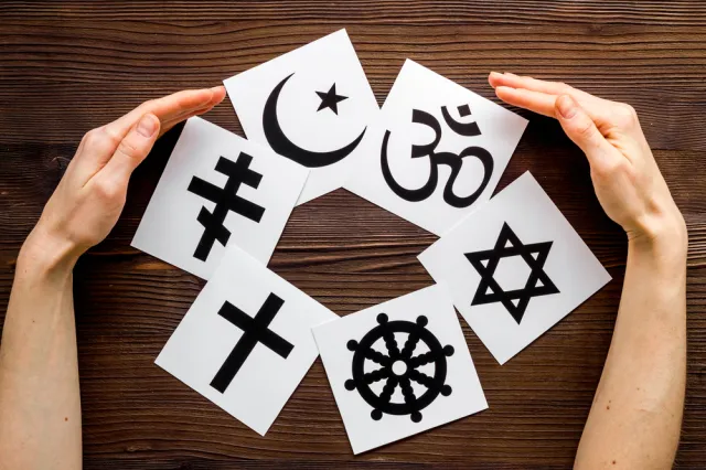 Rzecznik TSUE: Instytucje publiczne mogą zakazać pracownikom noszenia symboli religijnych i politycznych w pracy