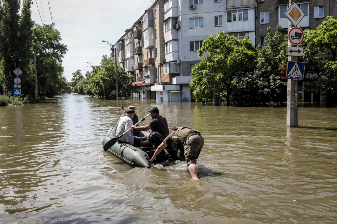 Zniszczenia po wysadzeniu tamy w Nowej Kachowce