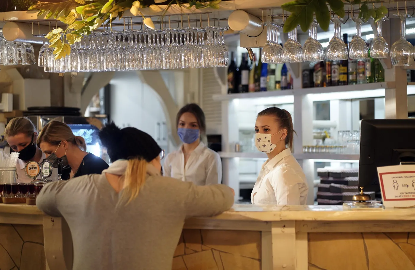 Hotelarze i restauratorzy pod presją. Trudne prognozy wzrostu polskiej gospodarki