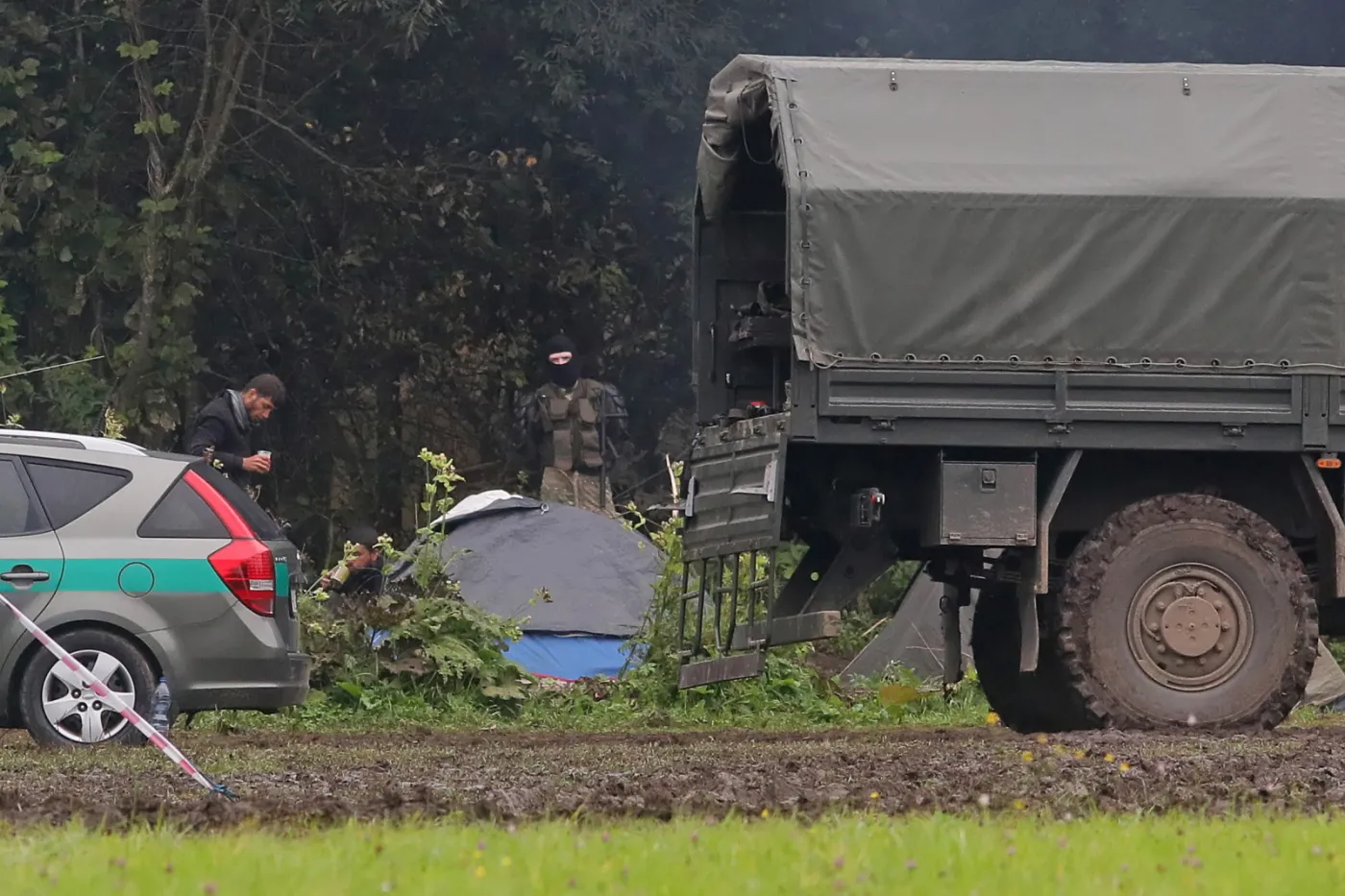 Kryzys na granicy. Migrantów chcemy wpuszczać, ale warunkowo [SONDAŻ]