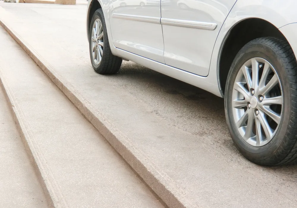 Skarbówka wciąż nie ufa parkującym przed domem