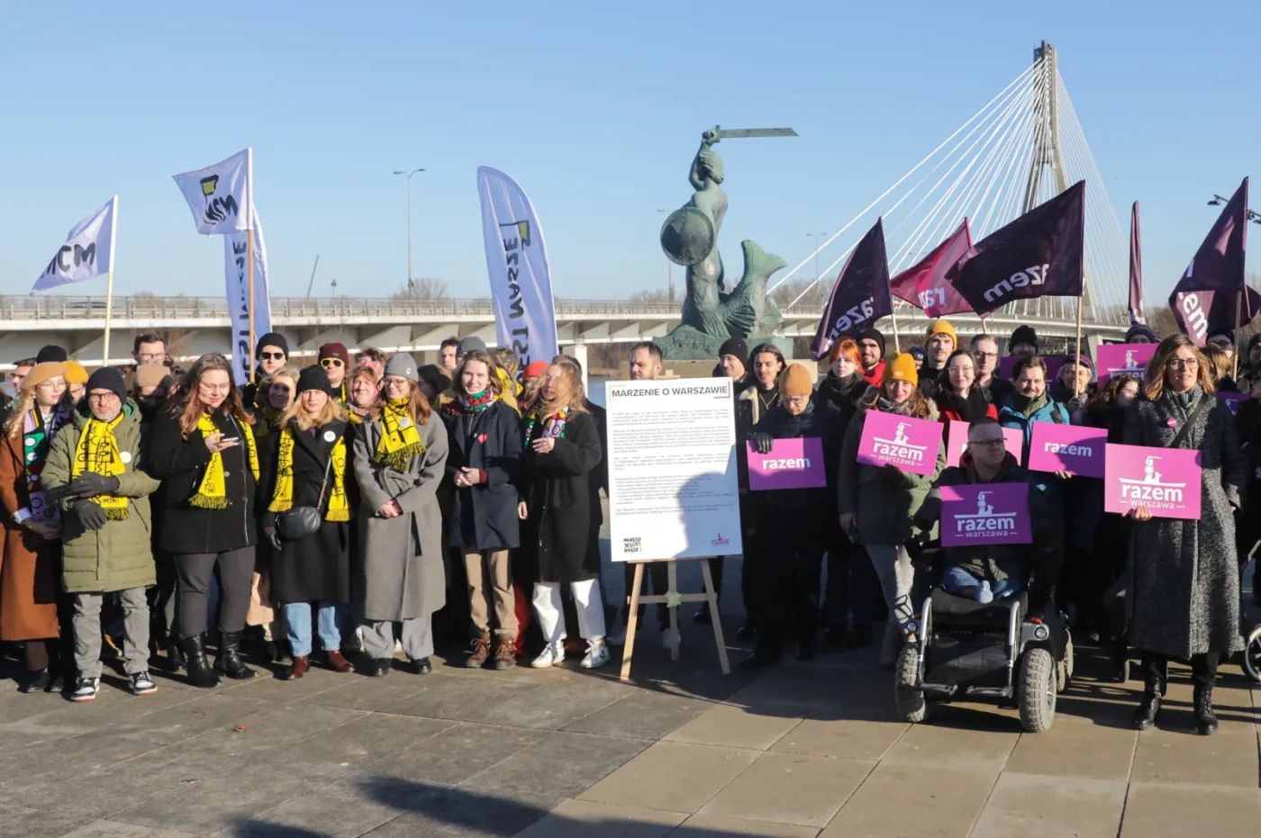 Warszawa, 29.01.2024. Uczestnicy konferencji prasowej Stowarzyszenia Miasto Jest Nasze i partii Lewica Razem, 29 bm. przy pomniku Syreny w Warszawie. Na konferencji zaprezentowano Pakt "Marzenie o Warszawie" - dokument ukazujący wspólną wizję przyszłości Warszawy. (mr) PAP/Tomasz Gzell