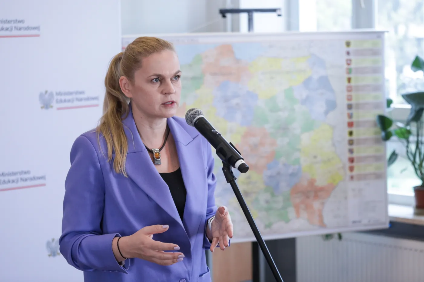 Szefowa MEN: Uczeń ma zdobywać wiedzę w szkole, a nie w domu. Nie każdego rodzica stać na korepetycje