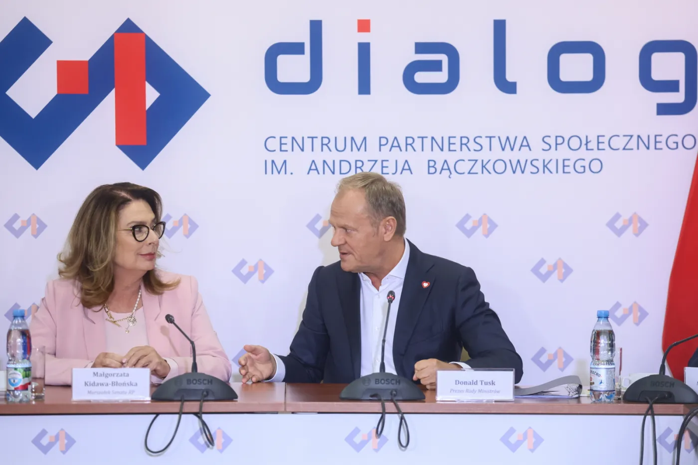 Tusk wyciąga rękę do wydawców. Co to oznacza dla mediów?