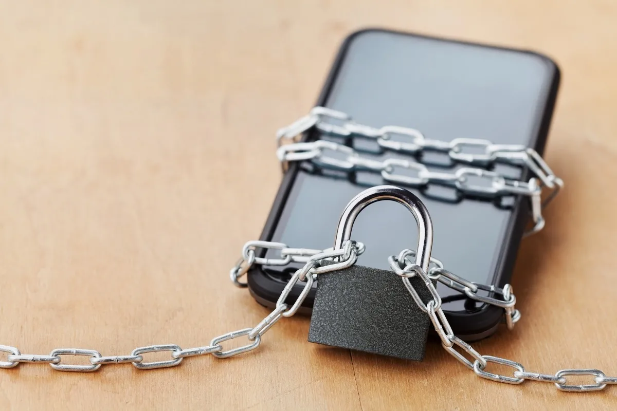smartfon smatrphon smartphone kłódka łańcuch szlaban zakaz cyfrowy detoks decyfryzacja