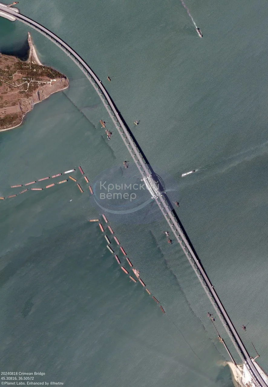 Most Krymski obstawiono rzędami barek