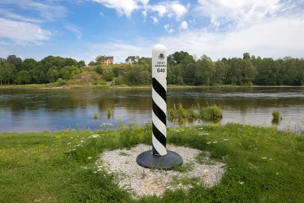 Ostrza i łańcuchy na granicy z Rosją. Małe państwo nie będzie się cackać
